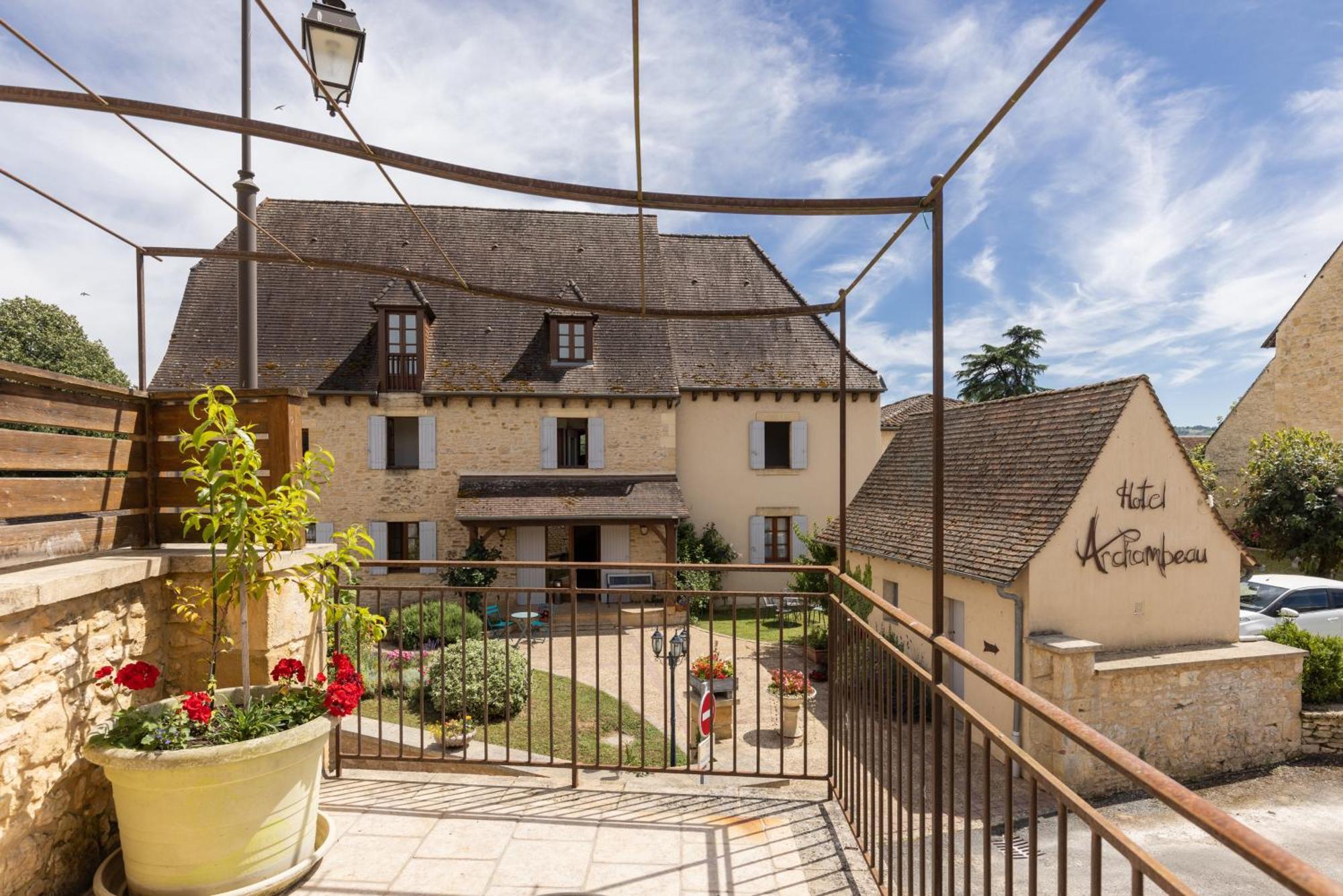Hotel Archambeau Thonac Buitenkant foto
